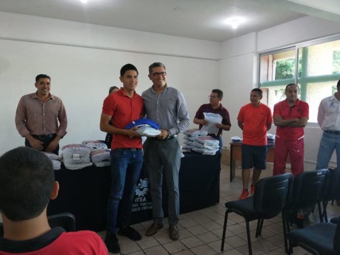 Uniforman a estudiantes deportistas del ITSA