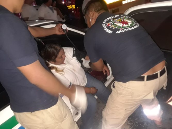 Ebrio choca contra taxi; mujer herida