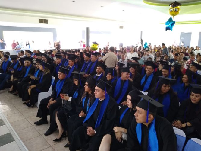 Entrega UCLA a la sociedad 165 nuevos profesionistas