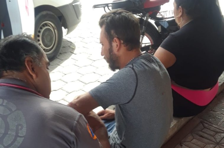 Chocan moto y un auto; un herido