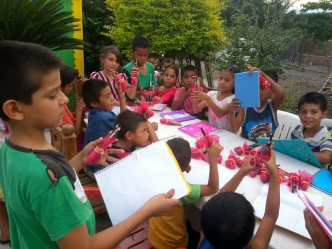 Donan útiles estudiantes de sexto del IVA