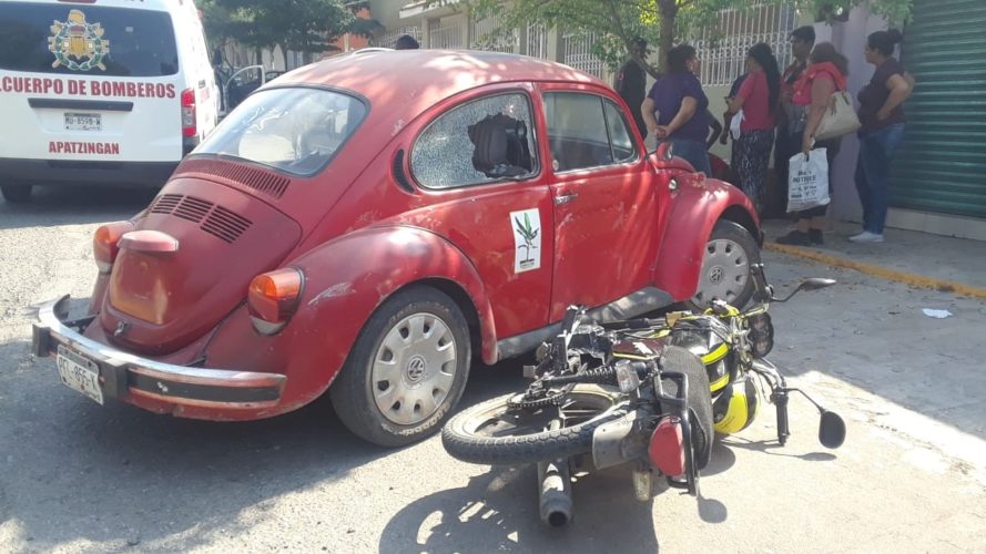 Motociclista se estrella contra VW