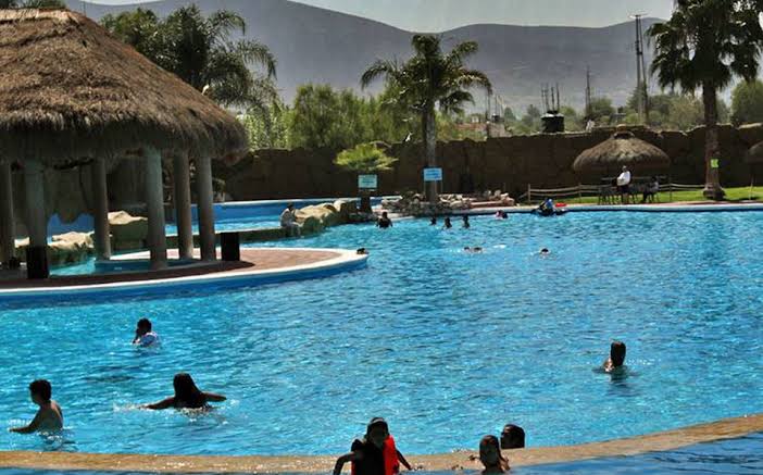 Menor es rescatado del agua al caer accidentalmenten una alberca