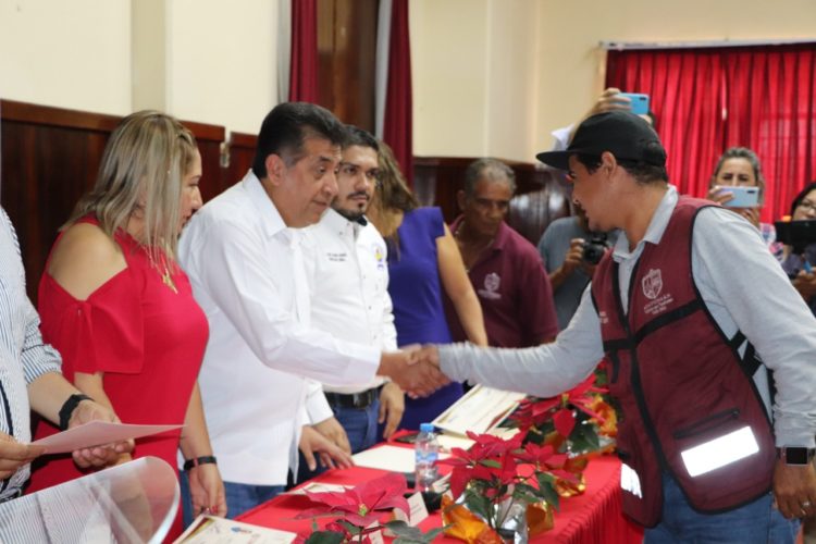 Reconocen antigüedad y superación personal del Ayuntamiento