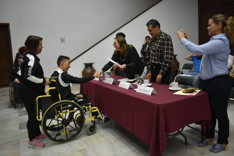 Comisión del Congreso entrega material deportivo