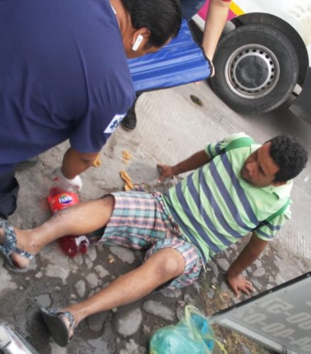 Fracturado de una pierna al caerle su moto encima