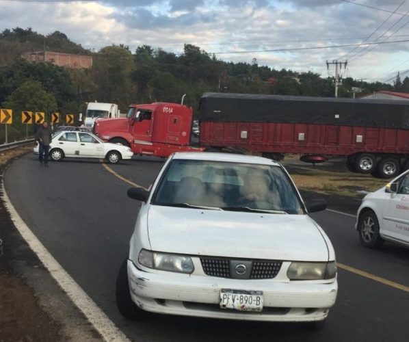 Transportistas bloquean la carretera de Chilchota a Zamora