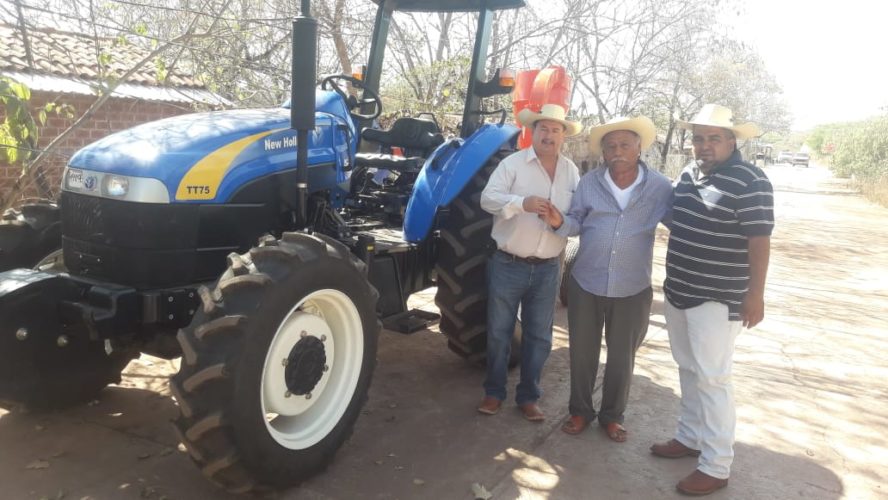 Supervisa Sedrua entrega de maquinaria agrícola en Tiquicheo