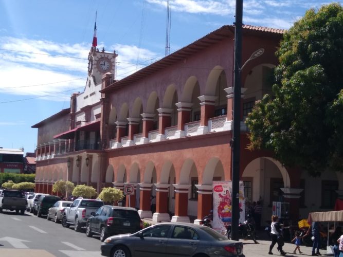 5% de aumento a empleados del municipio de Apatzingán