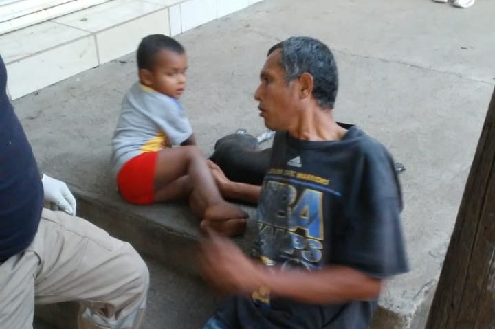 Vendedor de elotes y su nieto, víctimas de un borracho