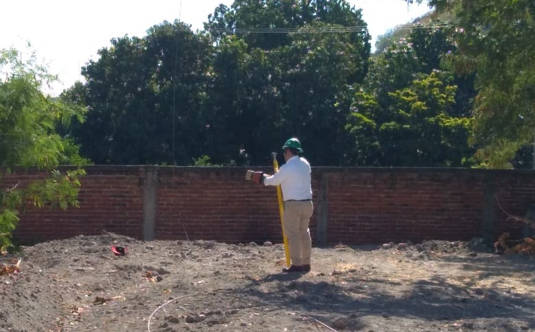 Grave albañil al recibir potente  descarga electrica