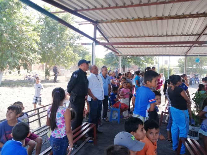 Policía entrega juguetes a niños