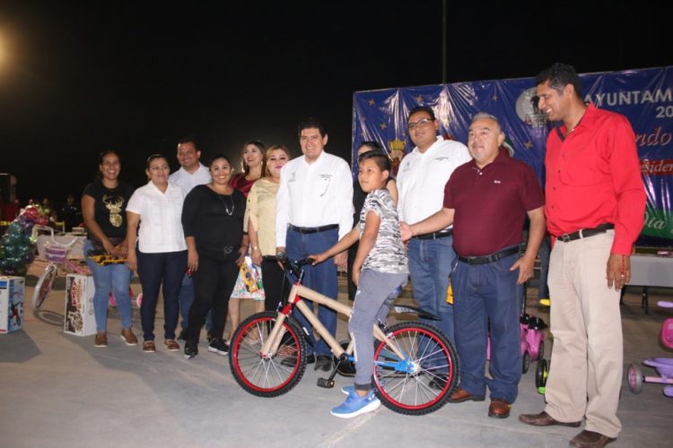 Miles de niños de Múgica reciben regalos por el Día de Reyes