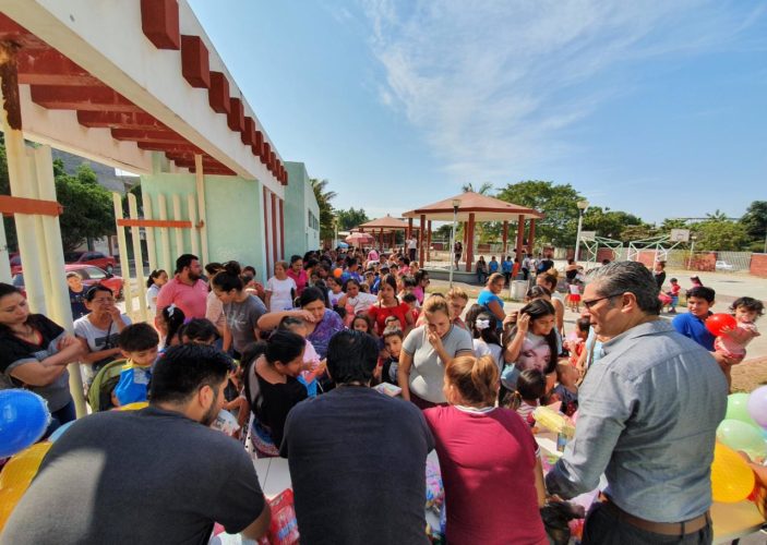 Lleva Ulises Rangel juguete a niños del "Generalísimo Morelos"