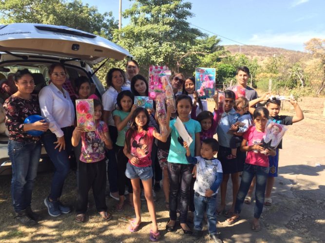 Rotarianas entregan juguete a niños pobres