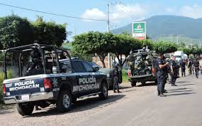 Tras bloqueo, reabre SSP circulación en la carretera Apatzingán-Aguililla