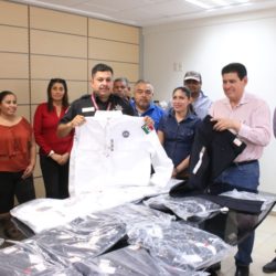 Dotan de uniformes a policías de tránsito de Múgica