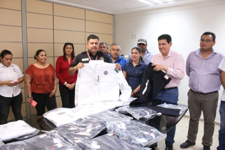 Dotan de uniformes a policías de tránsito de Múgica