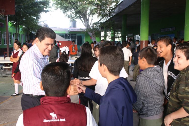 Arreola Ortega inaugura dos aulas en la ESF 10 de Abril