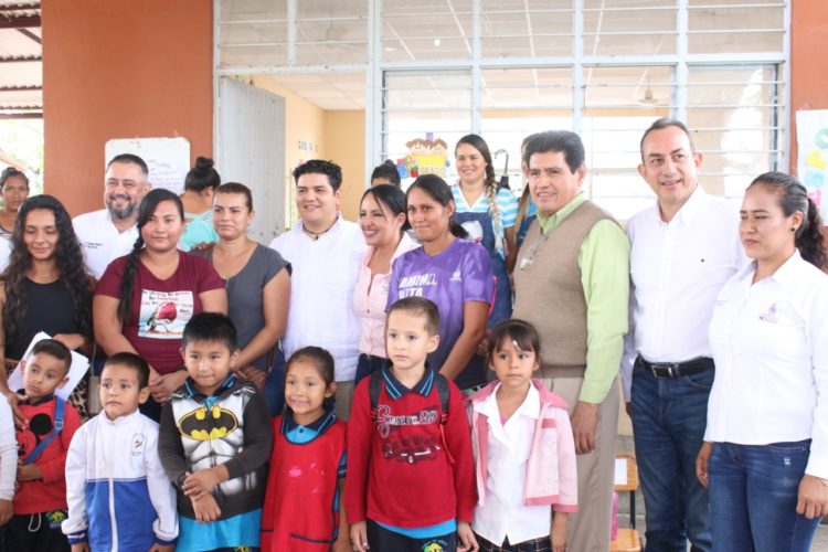 Raymundo Arreola visita planteles educativos de Múgica