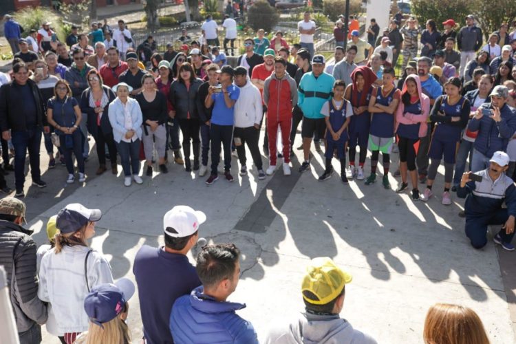 Se unen vecinos de Tiripetío; pintan la plaza principal