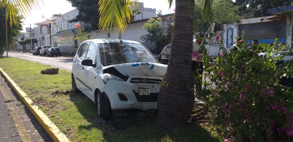 "Amanecido", choca contra árbol