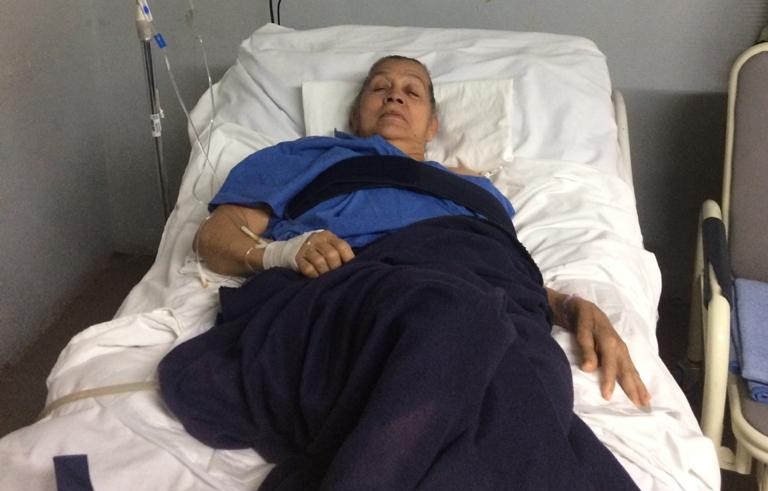 Pospone Issste tres veces una cirugía por presunta falta de material médico; desesperados familiares de la paciente