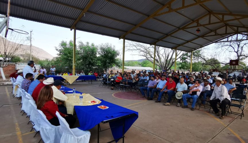 Encabeza el diputado federal reunión con 500 ejidatarios de Apatzingán.