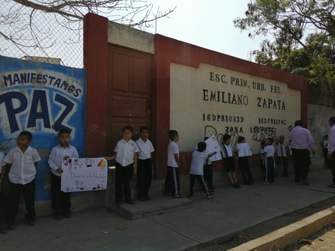 Alumnos de primaria protestan contra violencia de género