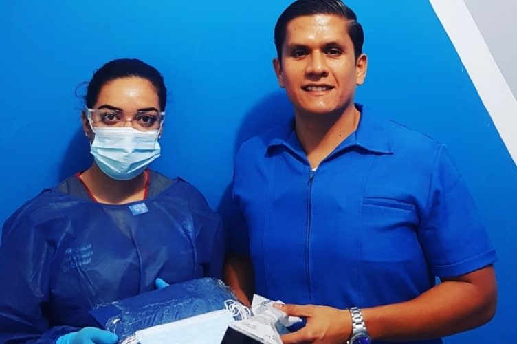 Médico reparte paquetes anti-Covid-19 a sus colegas