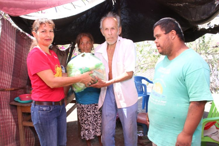 Pareja de adultos mayores reciben respaldo del DIF Múgica