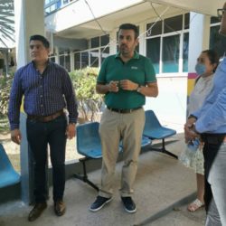 Entregan kits de protección a trabajadores del Centro de Salud