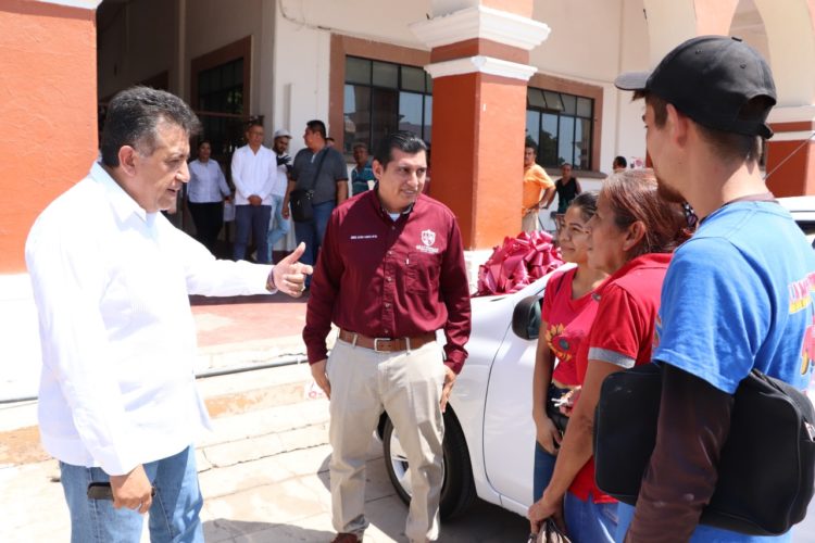 Ángela Santos gana automóvil rifado por Predial