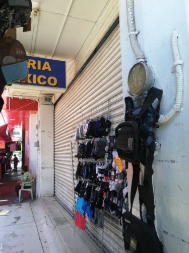 Cierran más comercios