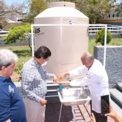 Raymudo Arreola inaugura segundo lavamanos público en Múgica