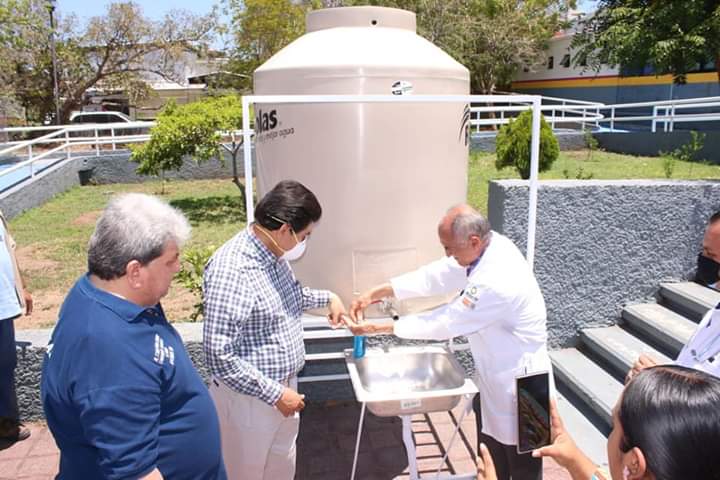 Raymudo Arreola inaugura segundo lavamanos público en Múgica