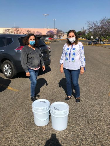 Cabrera Hermosillo dona gel en municipios, ante contingencia