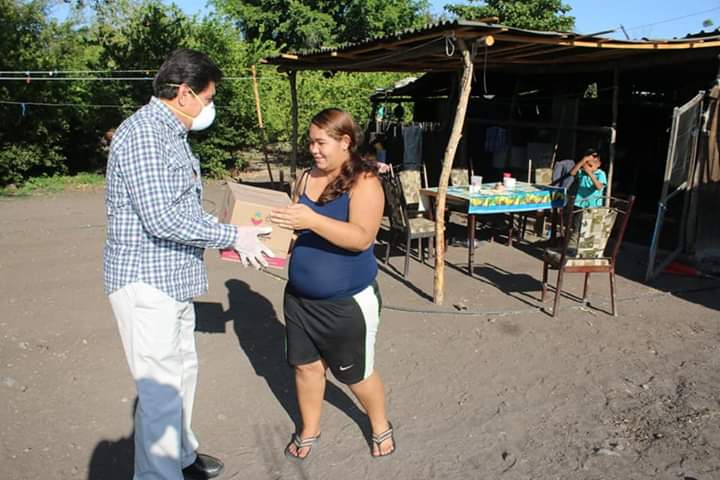 Raymundo Arreola entrega despensas a familias vulnerables