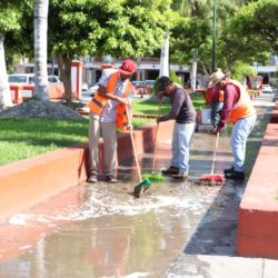 Desinfectan espacios públicos de Apatzingán