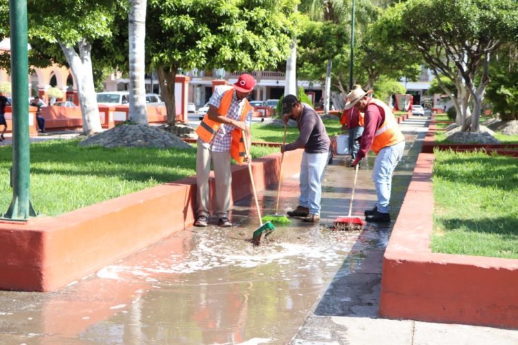 Desinfectan espacios públicos de Apatzingán