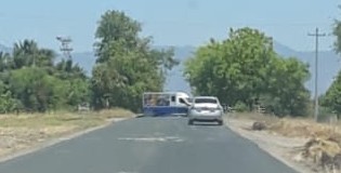 Balacera entre civiles armados; bloqueos