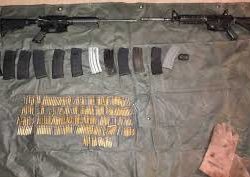 Capturan en Parácuaro a 3 hombres y una adolescente con un arsenal