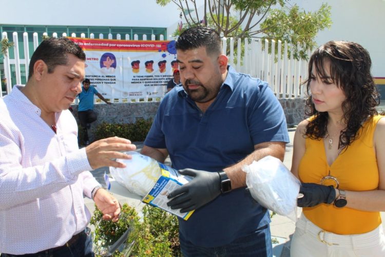 Diputado federal entrega material de limpieza al hospital "Bicentenario"