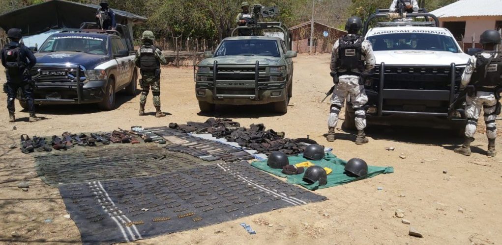 Aseguran arsenal en campamento de delincuentes