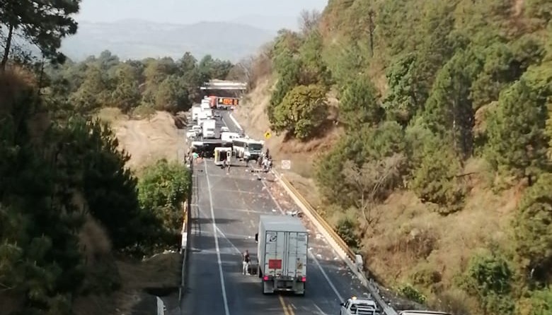Accidente entre autobús y camión; un muerto y cinco heridos