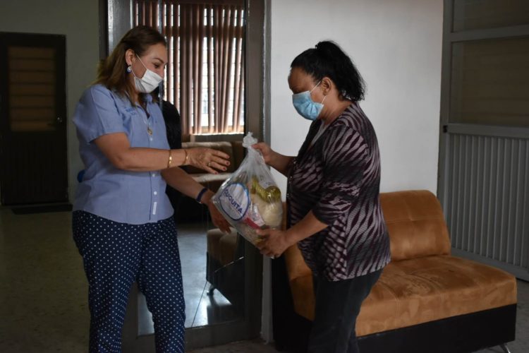Cuquita Cabrera apoya con productos alimenticios a apatzinguenses.
