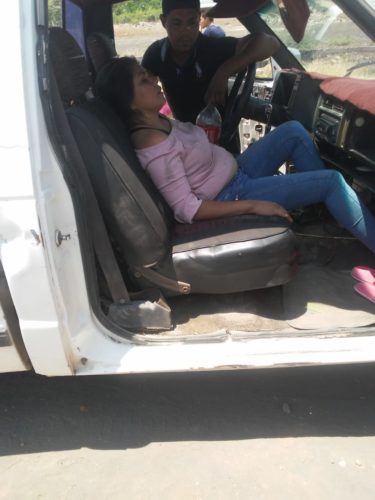 Mujer cae de vehículo en movimiento
