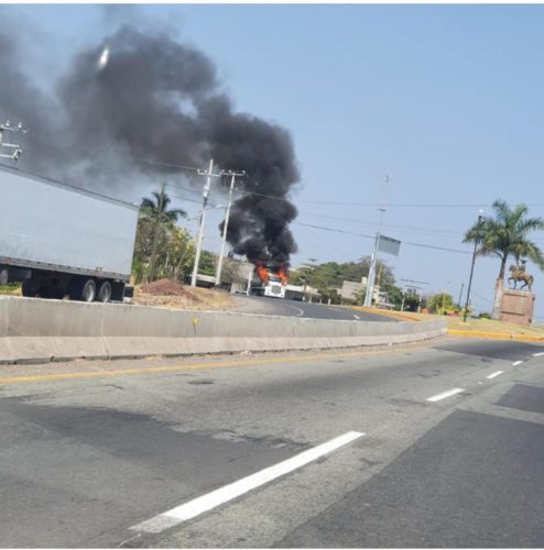 Bloquean Cuatro Caminos: queman tráiler