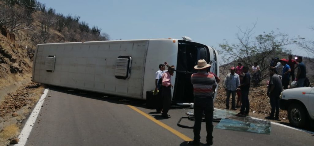 Vuelca autobús en Las Cañas; hay 9 heridos