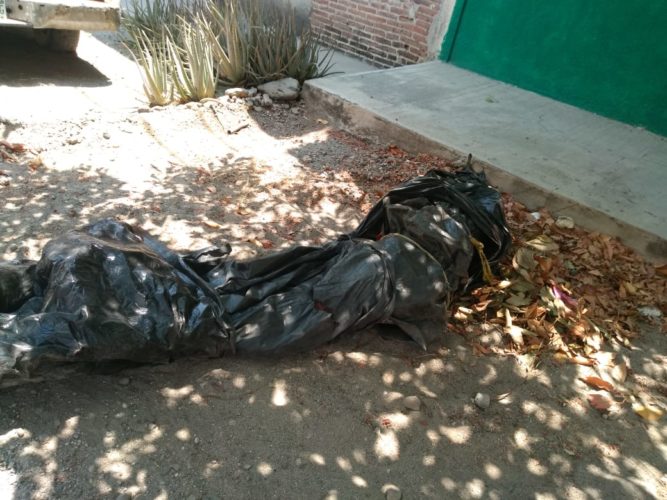 Dejan cuerpo ejecutado y embolsado cerca del Registro Civil, en Apatzingán